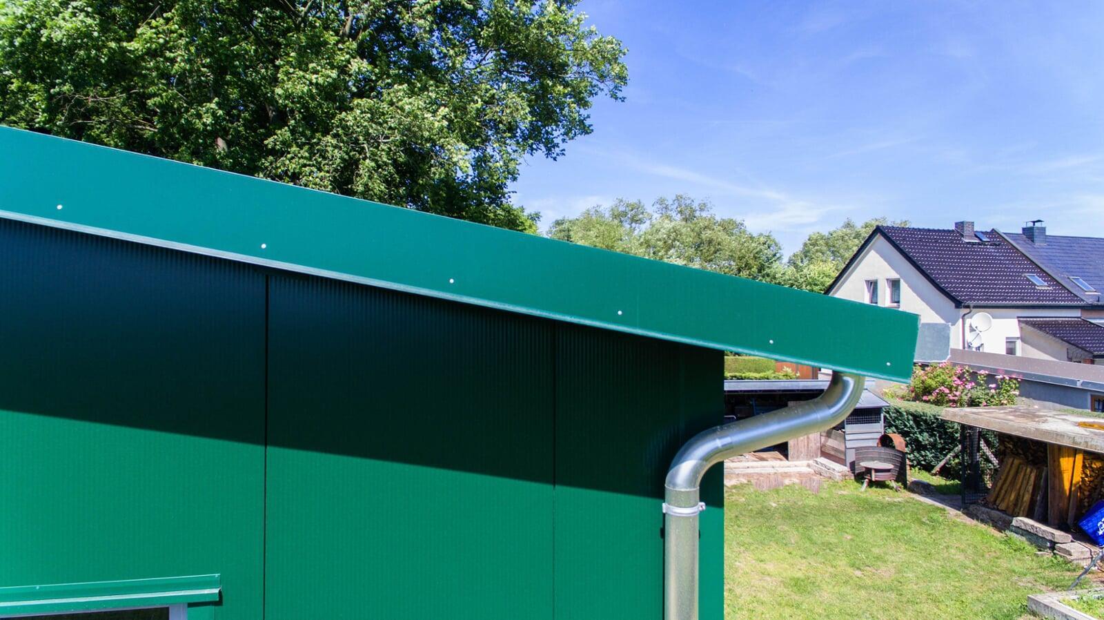 Joris Ide groene wandpanelen met dakrand, goot en afvoer — afwerking en toebehoren
