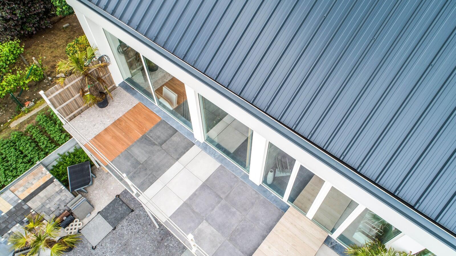 Joris Ide dakpaneel in antraciet op een moderne woning — residentiële toepassing