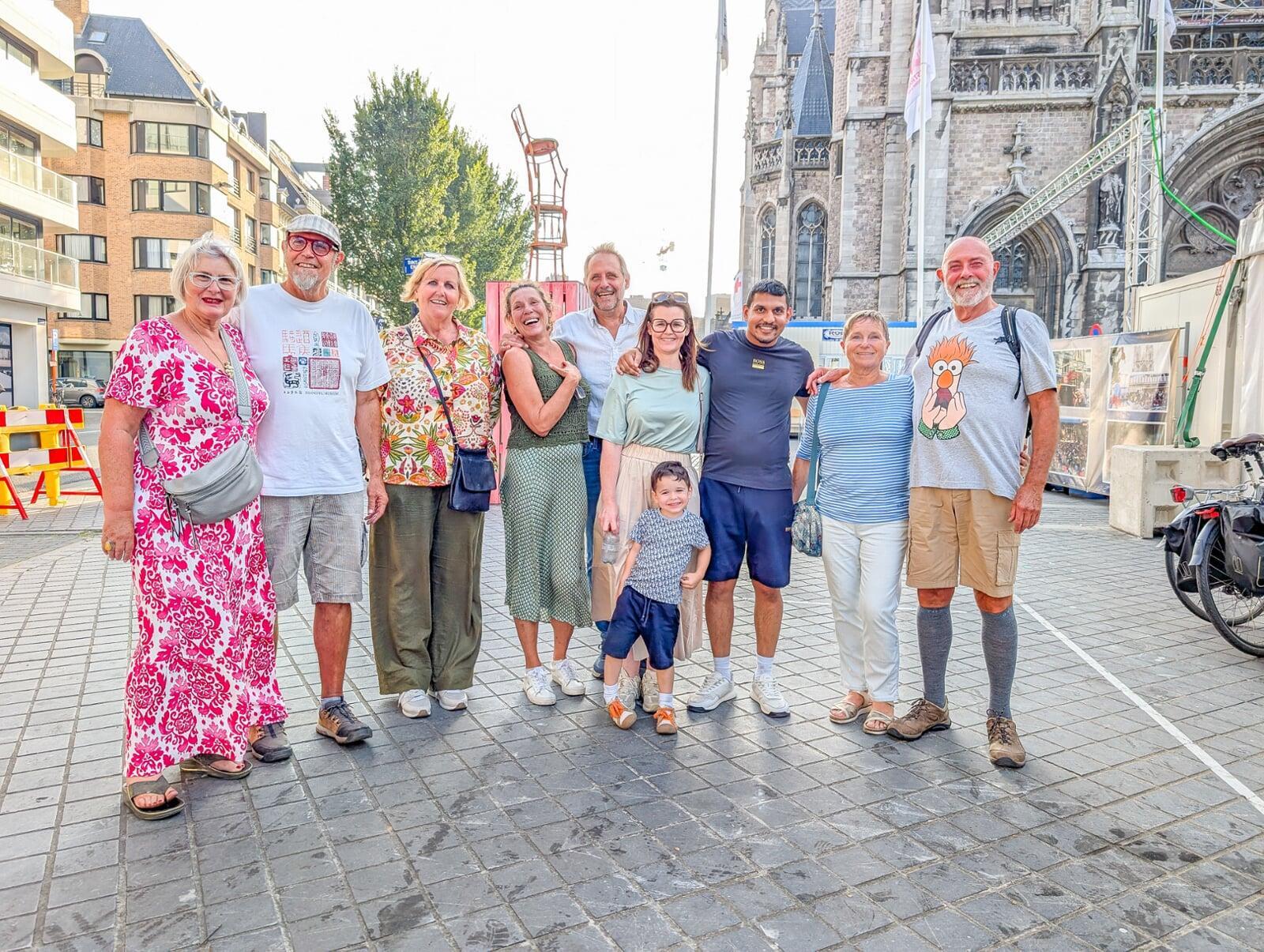 Centraal Lieselot, Rafaël & Hannan omringd door de familie Verkempinck