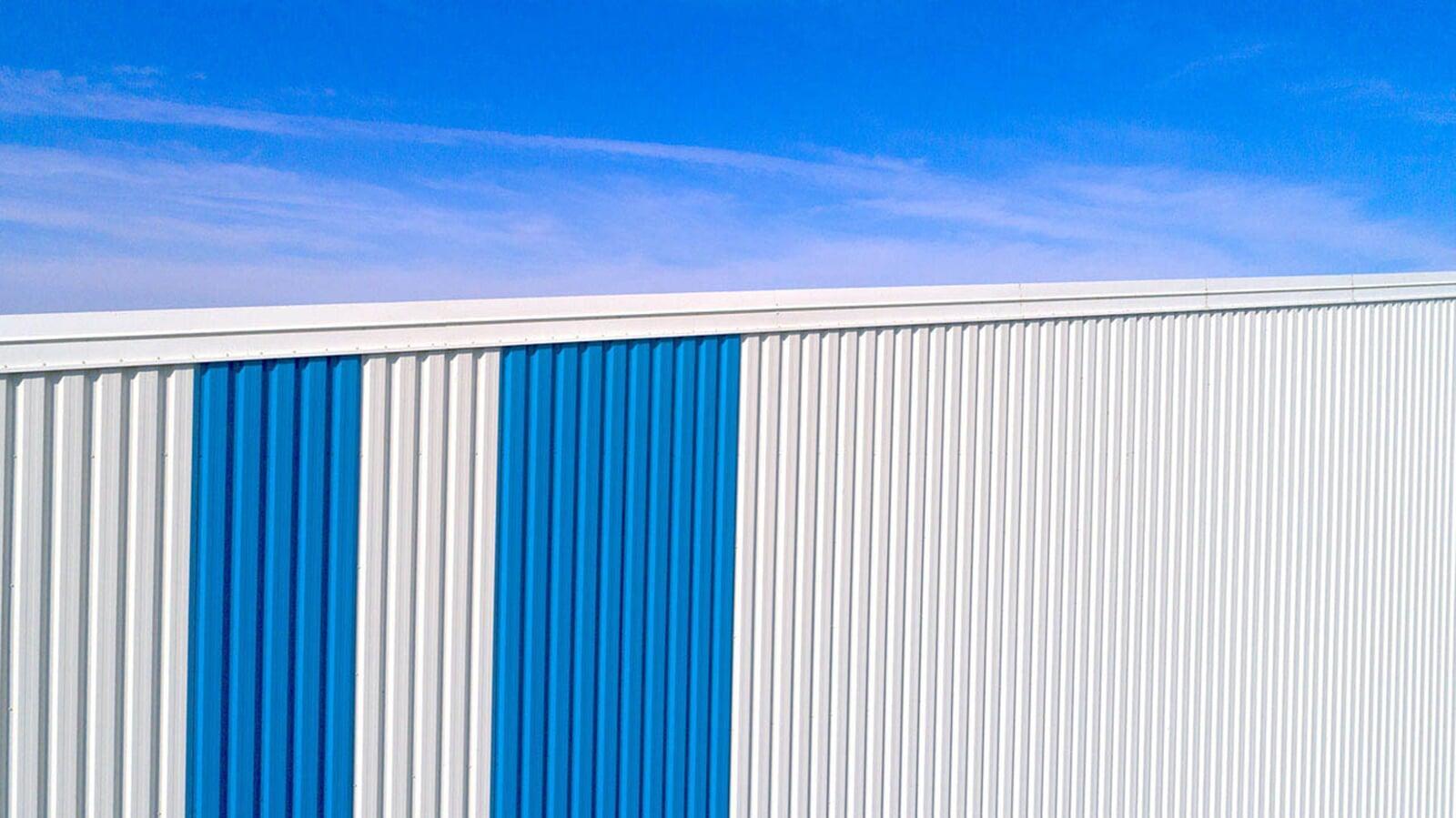 Joris Ide profielplaten als industriële wandbekleding in wit en blauw — Bouwcenter MVR