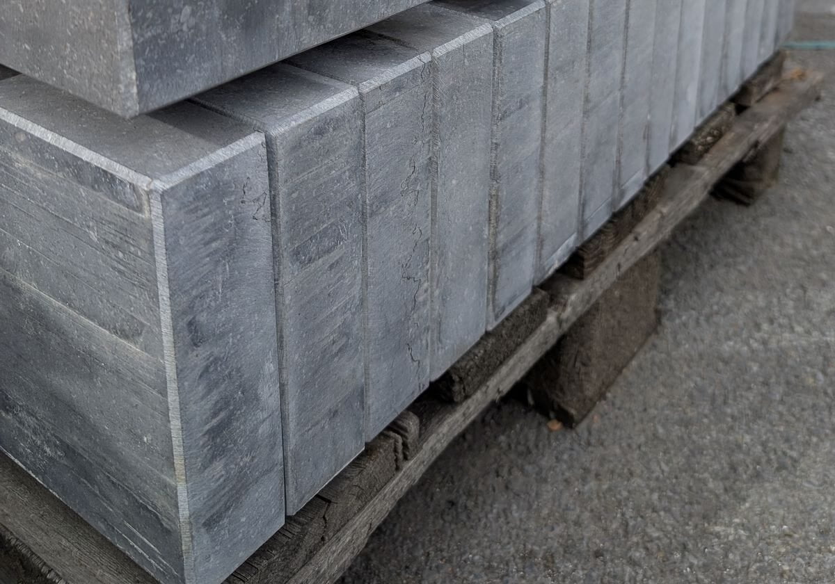 Pallet met op maat gezaagde blauwsteen in de stock van Bouwcenter MVR in Oostende