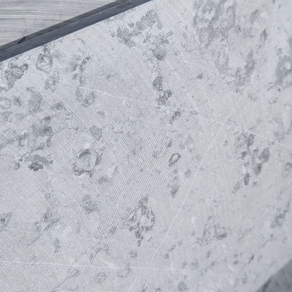Close-up van blauwsteen met de typische lichte tekening van fossielen