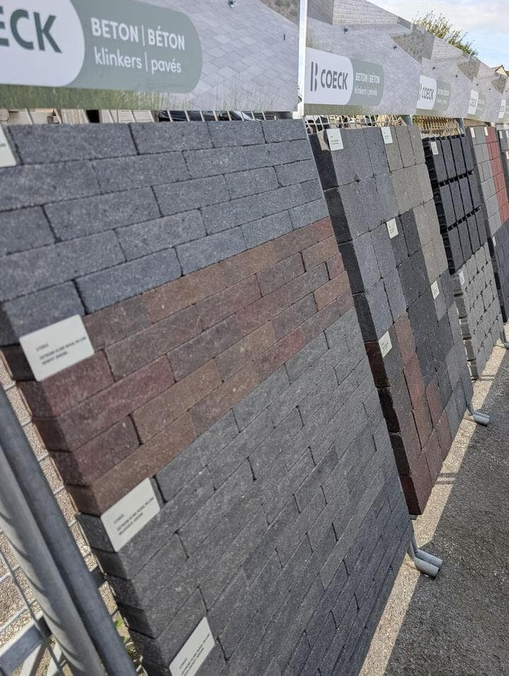 Coeck betonklinkers in antraciet en rood-bruin in de toonzaal van Bouwcenter MVR Oostende