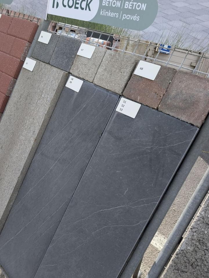 Staalkaart met Coeck klinkers en tegels in verschillende kleuren bij Bouwcenter MVR Oostende