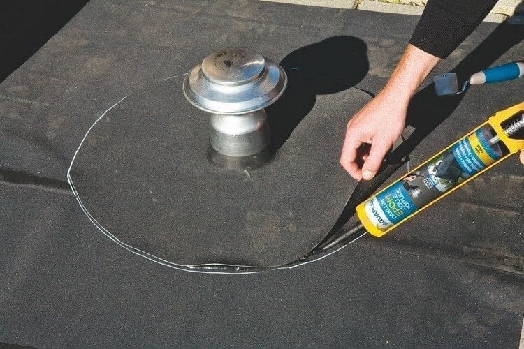 Doorvoer op een EPDM-dak afwerken met manchet en EPDM-kit van Aquaplan — EPDM dakbedekking bij Bouwcenter MVR Oostende