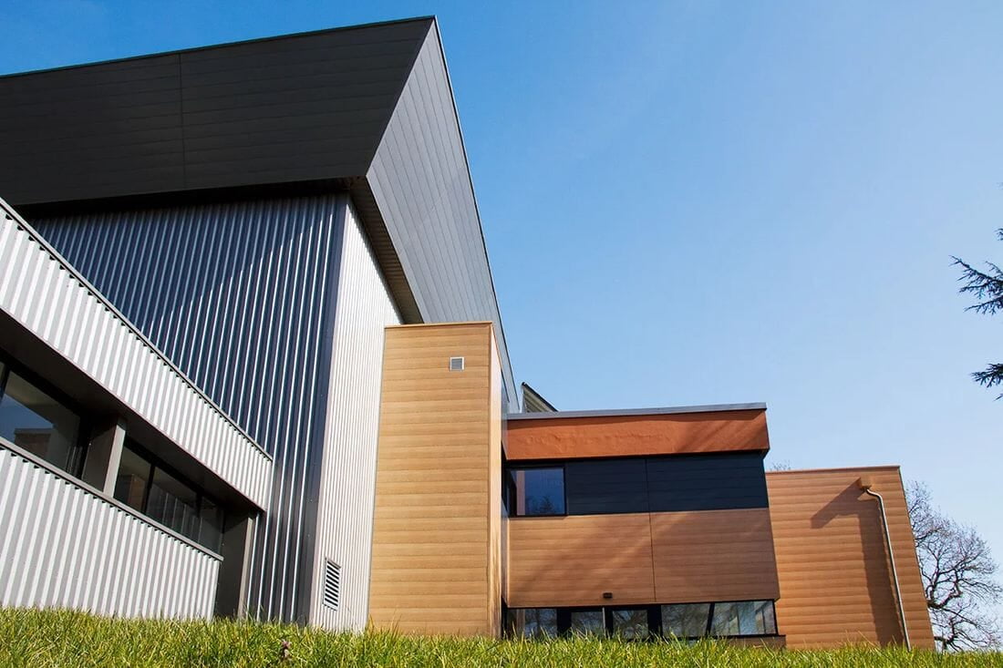 Gevel met stalen profielplaten en wandpanelen van Joris Ide — dak- en gevelmaterialen bij Bouwcenter MVR Oostende