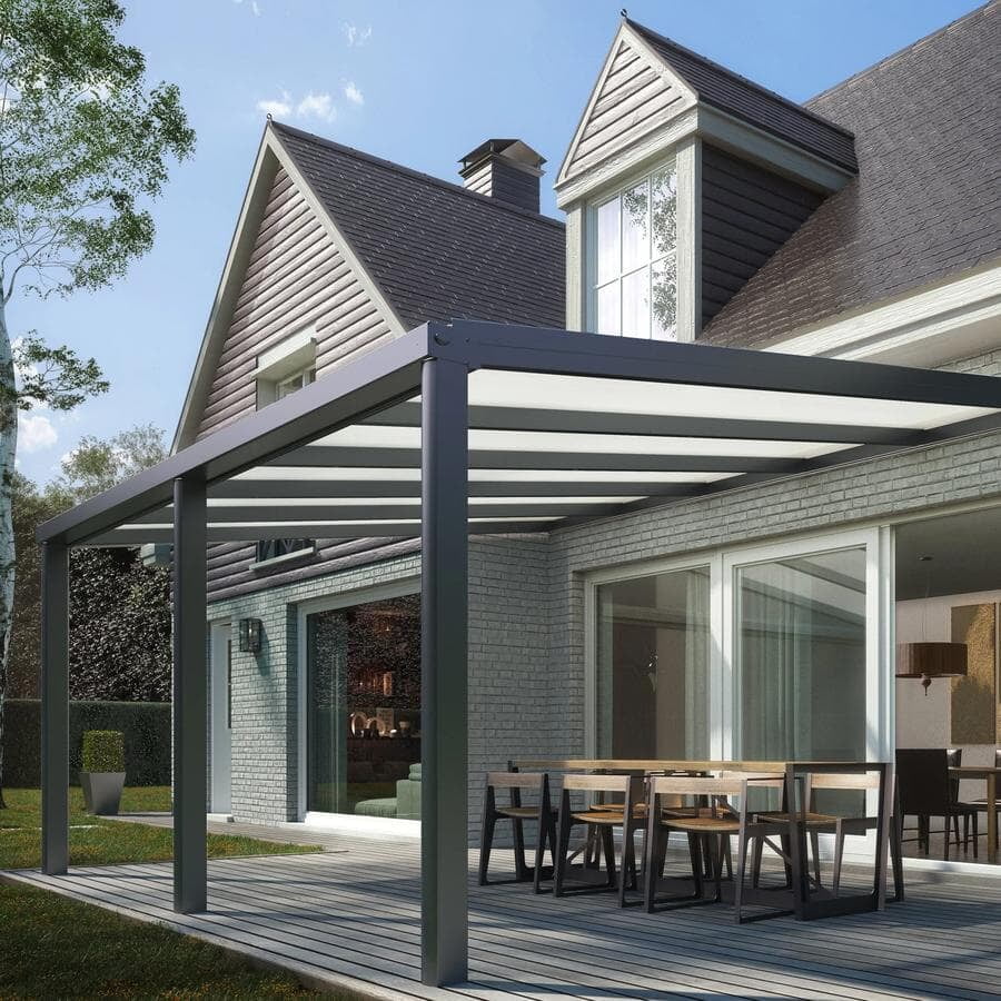 Antraciet aluminium terrasoverkapping van Skylux met lichtdoorlatend dak boven een houten terras