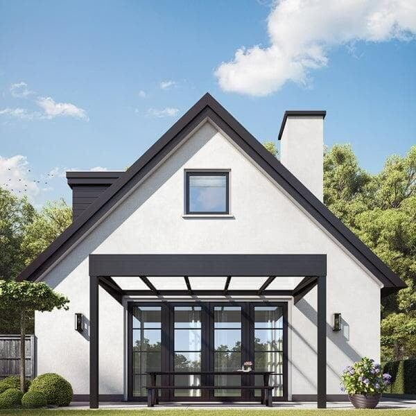 Strakke zwarte aluminium terrasoverkapping van Skylux tegen een witte woning