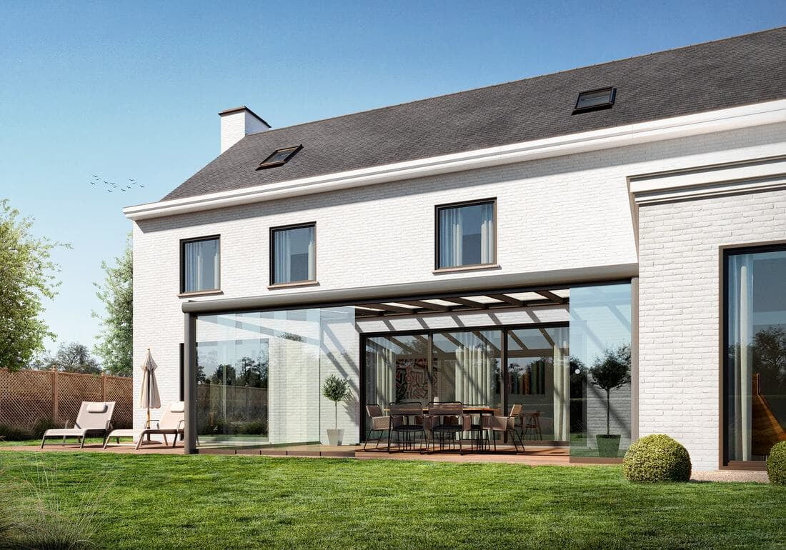 Skylux terrasoverkapping met glazen wanden als veranda aan een witte woning