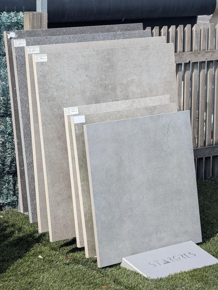 Keramische terrastegels van Stargres in grijs en beige in de buitentoonzaal van Bouwcenter MVR Oostende