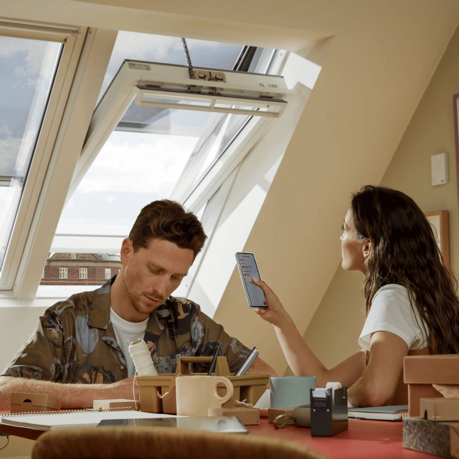 Elektrisch VELUX dakvenster bedienen met de app op een smartphone