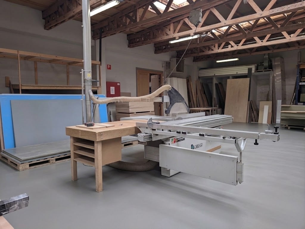 Formaatzaag in de eigen zagerij van Bouwcenter MVR in Oostende, waar hout en plaatmateriaal op maat gezaagd worden