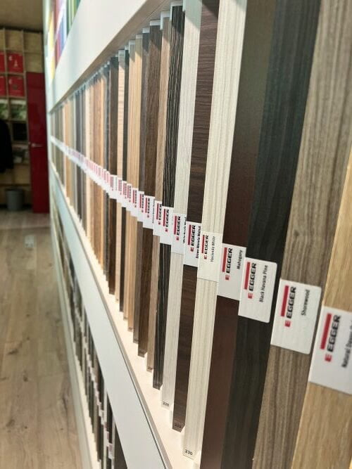 Kleurstalen van de decors voor Thys binnendeuren in de showroom