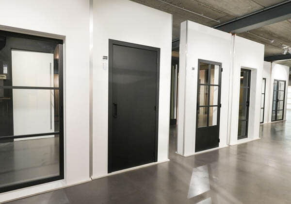 Zwarte Thys Steellook binnendeuren met glas in de showroom
