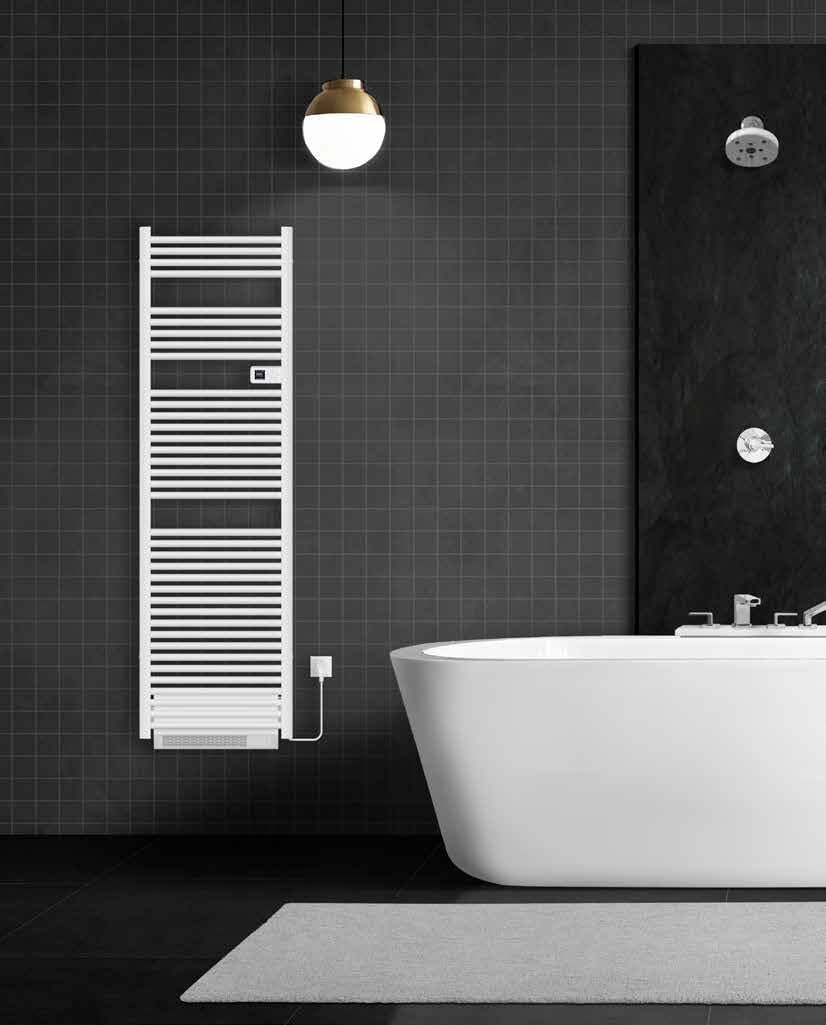 Elektrische handdoekdroger met ventilator in een zwarte badkamer