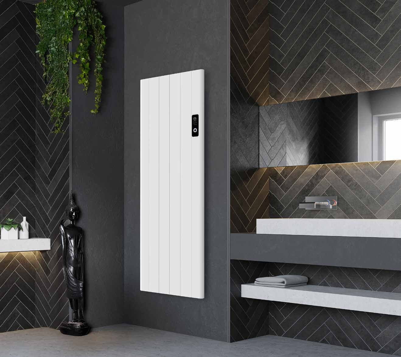 Witte elektrische radiator met digitale thermostaat in een donkere badkamer – elektrische radiatoren Oostende
