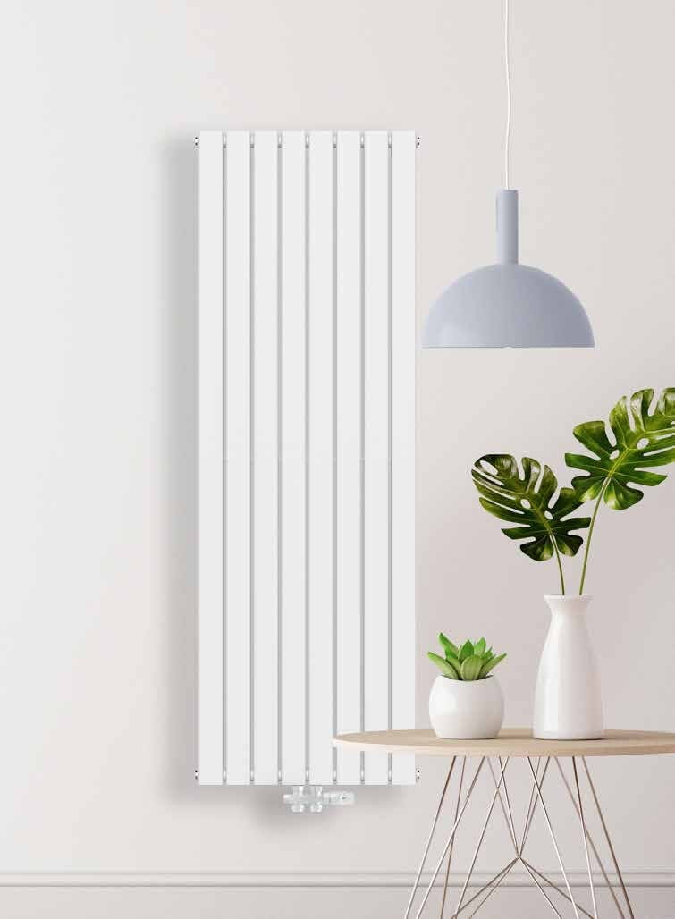 Witte verticale designradiator met lijnen naast een plant