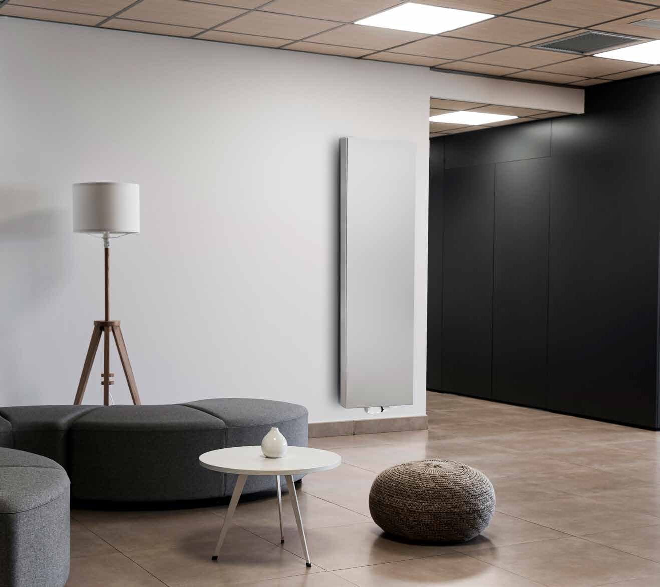 Verticale designradiator in een moderne woonkamer – radiatoren bij Bouwcenter MVR Oostende
